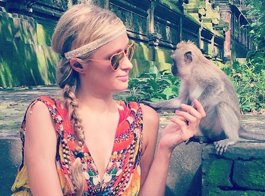 paris hilton Paris Hilton ke Bali, Syahrini Pamer Foto Bareng