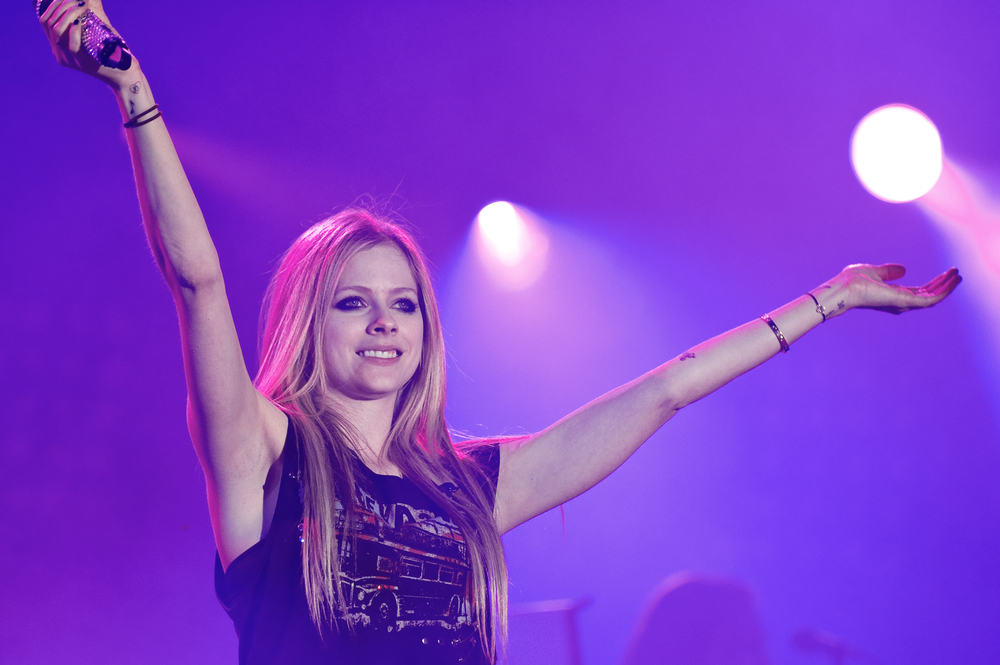 shutterstock 185126471 Avril Lavigne Beramal Lewat Lagu Barunya