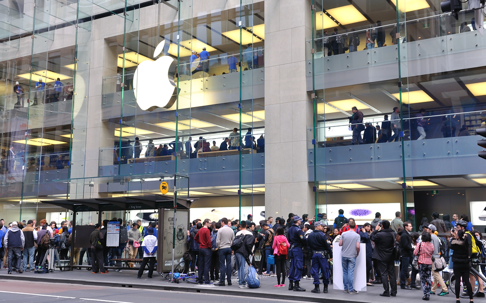 shutterstock 218236816 Stres, Cowok Ini Masuk ke Apple Store dengan Membawa Pedang Hanya Karena Kepengen Punya iPhone